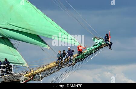 Membres de l'équipage du voilier 'Alexander von Humboldt' debout sur la flèche de bras tandis que le navire conduit le traditionnel défilé de la windjammer Semaine de Kiel à Kiel, Allemagne, 25 juin 2011. Environ 120 grands navires traditionnels et d'offres en plus participer à l'événement. Des dizaines de milliers de personnes regarder le défilé sur la terre et de la mer. Photo : Carsten Rehder Banque D'Images