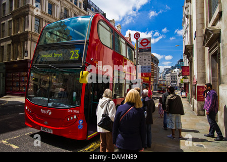 Le bus rouge à l'arrêt sur la route 23 Ludgate Hill, Londres Banque D'Images
