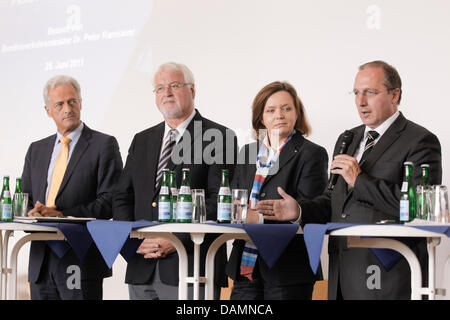 Le ministre allemand des Transports, de la construction et le développement urbain, Peter Ramsauer (L-R), Premier Ministre du Schleswig-Holstein Peter-Harry Carstensen, Ute Plambeck, Deutsche Bahn cessionnaire pour Hambourg et Schleswig-Holstein, et Jost de Jager, Schleswig-Holstein, Ministre de la science, de l'Économie et des Transports, parler de l'Intersol lien fixe à un forum des citoyens à B Banque D'Images