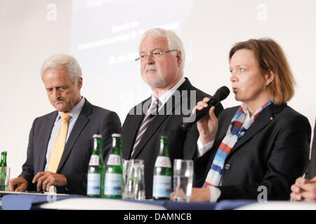 Le ministre allemand des Transports, de la construction et le développement urbain, Peter Ramsauer (L-R), Premier Ministre du Schleswig-Holstein Peter-Harry Carstensen et Ute Plambeck, Deutsche Bahn cessionnaire pour Hambourg et Schleswig-Holstein, parler de l'Intersol lien fixe à un forum des citoyens à Burg, Allemagne, 25 juin 2011. Photo : Markus Scholz Banque D'Images