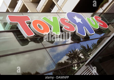 Le logo de la chaîne de magasin de jouets américain Toys'R'Us se bloque sur une devanture à Munich, Allemagne, 19 juin 2011. Photo : Andreas Gebert Banque D'Images