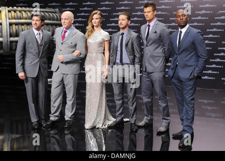 Acteurs américains (L-R) Patrick Dempsey, John Malkovich, actrice et modèle britannique, Guillaume Gallienne acteurs américains Shia LaBeouf, Joshua (Josué) David Duhamel et Tyrese Gibson arrivent pour la première européenne de son nouveau film 'Transformers 3' au Cinestar cinéma à la Potsdamer Platz à Berlin, Allemagne, 25 juin 2011. 'Transformers 3' est ouvert dans les salles allemandes le 29 juin 2011. Photo Banque D'Images