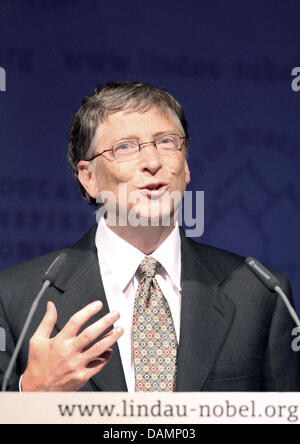 Le fondateur de Microsoft Bill Gates prend la parole à la lauréate du Prix Nobel de la réunions après il reiceived la lettre de nomination au Sénat d'honneur de la lauréate du Prix Nobel de la Fondation des réunions à Lindau, Allemagne, 26 juin 2011. Organisation mondiale de la santé est à l'honneur de la 61e réunions. Photo : Karl-Josef Opim Banque D'Images