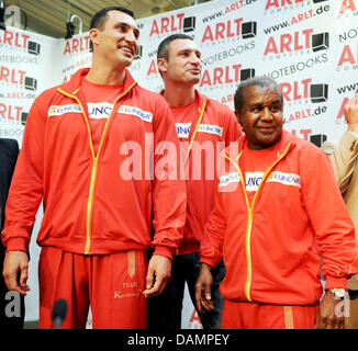 Vladimir Klitchko boxeurs poids lourd (C) se distingue avec son frère Vitali (L) et l'entraîneur Emanuel Steward au cours d'une conférence de presse à Hambourg, Allemagne, 27 juin 2011. Samedi prochain, le 02 juillet 2011, l'IBF, WBO et WBA boxing championnat du monde associations lutte a lieu à Imtech-Arena. Photo : CHRISTIAN CHARISIUS Banque D'Images