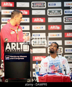 Boxeurs poids lourd Vladimir Klitchko (L) et David Haye prendre part à une conférence de presse à Hambourg, Allemagne, 27 juin 2011. Samedi prochain, le 02 juillet 2011, l'IBF, WBO et WBA boxing championnat du monde associations lutte a lieu à Imtech-Arena. Photo : CHRISTIAN CHARISIUS Banque D'Images