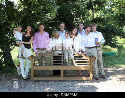 Noé (L-R), La Princesse Tessy, Prince Sébastien, la Grande-Duchesse Maria Teresa, le Grand-Duc Henri, Gabriel, la Princesse Alexandra, le Prince Félix, le Prince Guillaume et le Prince Louis de Luxembourg pose pour les médias au château de Berg à Colmar-Berg, 27 juin 2011. Photo : Albert Nieboer (Pays-Bas) Banque D'Images