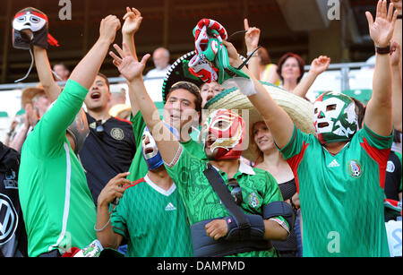 Les fans mexicains cheer pendant le match du groupe B contre le Mexique de l'Angleterre Coupe du Monde de Football Coupe du tournoi à l'Aréna Im Allerpark à Wolfsburg, Allemagne, 27 juin 2011. Foto : Julian Stratenschulte dpa/lni  + + +(c) afp - Bildfunk + + + Banque D'Images