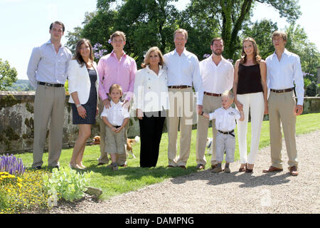 Le Prince Félix (L-R), la Princesse Alexandra, Prince Sébastien, Gabriel, la Grande-Duchesse Maria Teresa, le Grand-Duc Henri, le Prince Guillaume, Noah, Princesse Tessy et le Prince Louis de Luxembourg pose pour les médias au château de Berg à Colmar-Berg Luxembourg, 27 juin 2011. Photo : Albert Nieboer (Pays-Bas) Banque D'Images