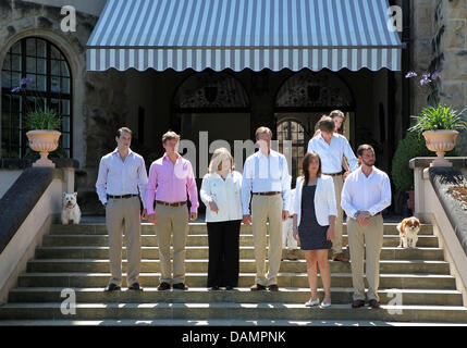 Le Prince Félix (L-R), le Prince Sébastien, la Grande-Duchesse Maria Teresa, le Grand-Duc Henri, La Princesse Alexandra, le Prince Louis, la Princesse Tessy et Prince Guillaume de Luxembourg pose pour les médias au château de Berg à Colmar-Berg, Luxembourg, le 27 juin 2011. Photo : Albert Nieboer (Pays-Bas) Banque D'Images