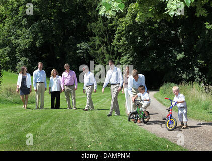 La princesse Alexandra (L-R), le Grand-Duc Henri, la Grande-Duchesse Maria Teresa, le Prince Sébastien, le Prince Guillaume, Prince Louis, Princesse Tessy, Le Prince Félix, Gabriel et Noah de Luxembourg posent pour la presse au château de Berg à Colmar-Berg, Luxembourg, le 27 juin 2011. Photo : Albert Nieboer (Pays-Bas) Banque D'Images