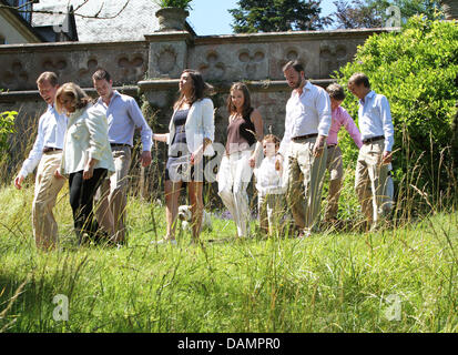 Le Grand-Duc Henri (L-R), la Grande-Duchesse Maria Teresa, le Prince Félix, La Princesse Alexandra, la Princesse Tessy, Gabriel, le Prince Guillaume, prince Sébastien et le Prince Louis de Luxembourg pose pour les médias au château de Berg à Colmar-Berg, 27 juin 2011. Photo : Albert Nieboer Pays-bas OUT Banque D'Images