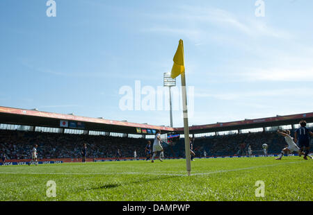 Vue depuis l'angle d'un drapeau sur le terrain au cours de la match du groupe B contre le Japon Nouvelle-Zélande Coupe du Monde de Football Coupe du tournoi à la Coupe du Monde féminine de la fifa Stadium à Bochum, Allemagne, 27 juin 2011. Foto : Bernd Thissen dpa/lnw Banque D'Images