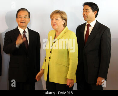 Le Premier ministre chinois Wen Jiabao (l-r) La chancelière allemande Angela Merkel et le ministre allemand de l'économie Philipp Roesler se rencontrer à l'hôtel pour assister à la première consultation du gouvernement allemand et chinois et de prendre part à la 6ème Séminaire du forum allemand et chinois pour le développement économique et la coopération technologique à Berlin, Allemagne, 28 juin 2011. Photo : Wolfgang Kumm Banque D'Images