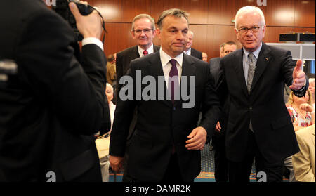 Le Premier ministre hongrois, Viktor Orban (l) et la tête de la Fondation Konrad-Adenauer, Hans-Gert Poettering, arriver à un événement organisé par la Fondation Konrad-Adenauer sur l'équilibre de la présidence hongroise du Conseil européen et se reflète sur la surface d'un piano à Hanovre, Allemagne, 28 juin 2011. La présidence du Conseil européen, qui s'achèvera le 30 Ju Banque D'Images