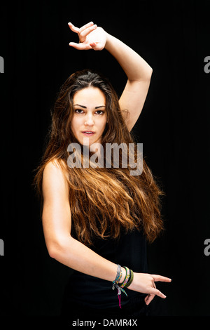 Portrait d'une jolie jeune femme brune dans une danse espagnole. Banque D'Images