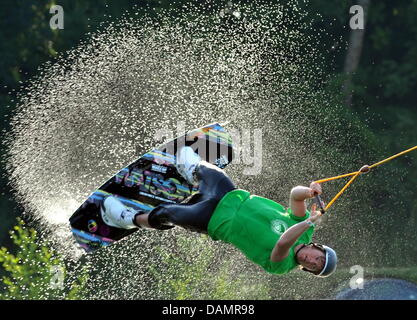 Patrick Wakeboarder Haberstroh saute au lac Tuni à Freiburg, Allemagne, 28 juin 2011. Un tour avec l'eau-ski ascenseur à travers l'étang de la carrière de refroidissement est un plaisir dans la chaleur de l'été. L'ascenseur tire les athlètes de wakeboard sur le lac. Certains meilleurs planchistes aussi sauter par-dessus les obstacles. Photo : Rolf Haid Banque D'Images