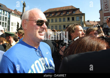 Joerg Nowitzki, père de joueur professionnel de basket-ball allemand Dirk Nowitzki, jouant pour Dallas Mavericks, accompagne son fils au moment où il est accueilli par des fans à Würzburg, Allemagne, 28 juin 2011. Environ deux semaines après les Mavericks de Dallas (USA) a gagné en finale de la NBA, Nowitzki a visité sa ville natale de Wurtzbourg et semblait en croisière à travers le centre-ville avec une voiture avant de monter sur le Banque D'Images