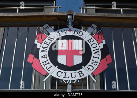 Crest et d'armoiries faisant partie de la façade de Thames Rowing Club, Putney, sud-ouest de Londres, Angleterre Banque D'Images