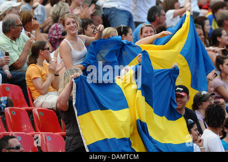 La Suède fans célébrer sur les stands pendant le match du groupe C de la Colombie contre la Suède de la Coupe du Monde féminine de la FIFA 2011 à Leverkusen, Allemagne, 28 juin 2011. Photo : Revierfoto Banque D'Images