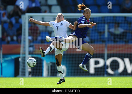 Ali de la Nouvelle-Zélande s'acharne pour Riley la balle avec Karina Maruyama de Japen pendant le match du groupe B le Japon contre la Nouvelle-Zélande de la Coupe du Monde féminine de la FIFA lors de la Coupe du Monde féminine de la fifa Stadium à Bochum, Allemagne, 27 juin 2011. Foto : Revierfoto Banque D'Images