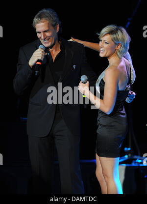 Le chanteur Michael Bolton et chanteuse Allemande Helene Fischer chanter en duo à l'Admiralspalast de Berlin, Allemagne, 28 juin 2011. Photo : Joerg Carstensen Banque D'Images