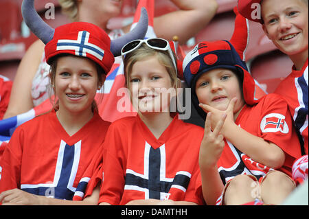 Les jeunes fans norvégiens durant le groupe d match Norvège contre la Guinée équatoriale de Coupe du Monde de Football Coupe du tournoi à la Coupe du Monde féminine de la fifa Stadium à Augsbourg, Allemagne, 29 juin 2011. Foto : Andreas Gebert dpa/lby  + + +(c) afp - Bildfunk + + + Banque D'Images