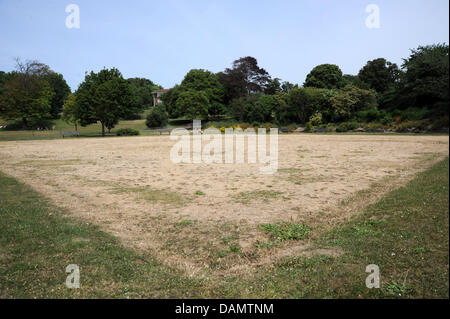 Brighton, UK. 16 juillet, 2013. Le sol est desséché et brûlées à l'ancien bowling green dans le Queens Park Brighton comme le soleil bat continuellement vers le bas pendant la canicule actuelle Banque D'Images