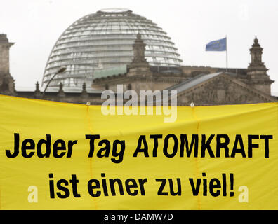 Les membres de l'organisation environnementale Greenpeace sont devant le parlement allemand avec une banderole "tous les jours de l'énergie nucléaire est l'un de nombreux !' à Berlin, Allemagne, 30 juin 2011. L'action a pris part à l'occasion du vote sur le nucléaire dans le Bundestag allemand. Photo : STEPHANIE PILICK Banque D'Images