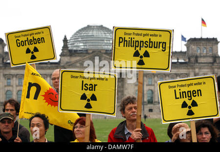 Les membres de l'organisations environnementales BUND, Amis de la nature et Campakt protestation devant le parlement allemand avec des affiches avec les noms des centrales nucléaires sur eux à Berlin, Allemagne, 30 juin 2011. L'action a pris part à l'occasion du vote sur le nucléaire dans le Bundestag allemand. Photo : STEPHANIE PILICK Banque D'Images