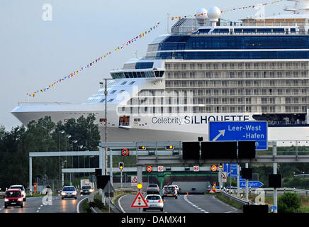 Les 319 mètres de long "de croisière Celebrity Silhouette' passe par le Emstunnel étroit canal près de Leer, Allemagne, 30 juin 2011. Le transfert sur l'étroite rivière Ems vers la mer du Nord prendra fin dans le port néerlandais d'Eemshaven à partir de l'endroit où le bateau de croisière va commencer le premier test s'exécute sur la mer ouverte. Photo : Ingo Wagner Banque D'Images