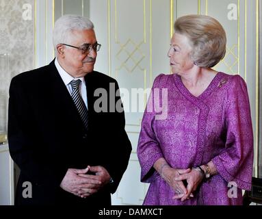 La Reine Beatrix des Pays-Bas se félicitent le président palestinien Mahmoud Abbas au Palace Huis ten Bosch à La Haye, aux Pays-Bas, le 30 juin 2011. Photo : Patrick van Katwijk Pays-bas OUT Banque D'Images