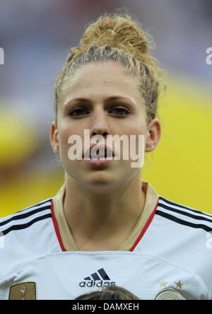 Kim Kulig d'Allemagne est photographié avant au Groupe un match Allemagne contre le Nigeria de Coupe du Monde de Football Coupe du tournoi à la Coupe du Monde féminine de la fifa Stadium à Francfort, Allemagne, 30 juin 2011. L'Allemagne a gagné le match avec 1-0. Foto : Arne Dedert dpa/lhe Banque D'Images