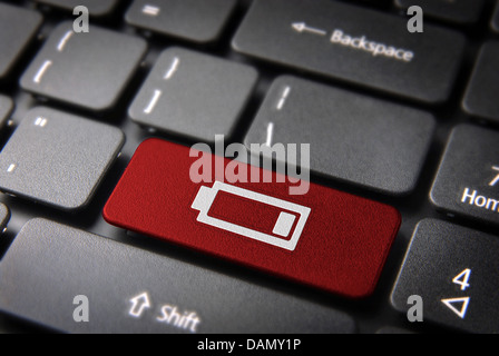 Clé de la technologie avec l'icône de batterie faible sur le clavier d'ordinateur portable. Inclus chemin de détourage, de sorte que vous pouvez facilement le modifier. Banque D'Images