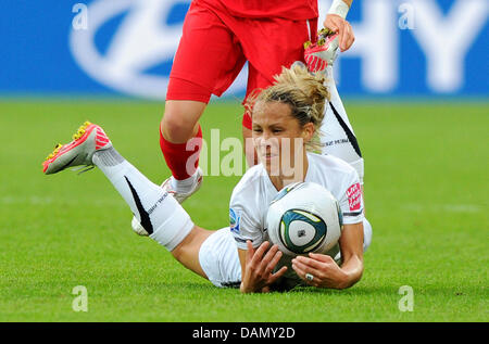 Hayley Moorwood (vers le bas) de la Nouvelle-Zélande et Ellen White de l'Angleterre se battent pour le ballon pendant le match du groupe B de la Nouvelle-Zélande contre l'Angleterre de Coupe du Monde de Football Coupe du tournoi au stade Rudolf Harbig à Dresde, Allemagne, 1 juillet 2011. Foto : Thomas Eisenhuth dpa/lsn - RE-CULTURE VERSION  + + +(c) afp - Bildfunk + + + Banque D'Images