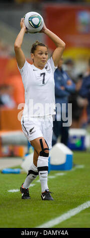 Ali Riley de Nouvelle-Zélande au cours des match du groupe B de la Nouvelle-Zélande contre l'Angleterre de Coupe du Monde de Football Coupe du tournoi au stade Rudolf Harbig à Dresde, Allemagne, 01 juillet 2011. L'Angleterre a gagné 2-1. Foto : Jens Wolf lsn/dpa Banque D'Images