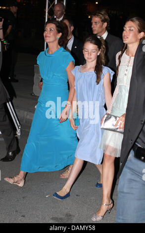 La Princesse Caroline de Hanovre avec ses filles Princesse Alexandra et Charlotte Casiraghi (R) pendant le spectacle de Jean Michel Jarre à l'occasion du mariage du Prince Albert II, dans le port de Monte Carlo, 1 juillet 2011. Photo : Albert Nieboer Banque D'Images