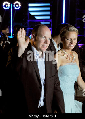 Les nouveaux mariés Prince Albert II de Monaco et de son épouse la princesse Charlene assister à un spectacle de lumière et de musique interprétée par le compositeur et musicien français Jean-Michel Jarre pour célébrer le mariage royal à Port Hercule, à Monaco, 01 juillet 2011. Photo : Jochen Lübke dpa Banque D'Images