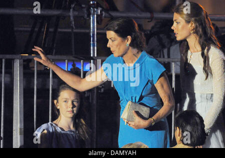 La Princesse Caroline de Monaco (C) avec ses filles Charlotte Casiraghi (r) et Alexandra de Hanovre, assister à un spectacle de lumière et de musique interprétée par le compositeur et musicien français Jarre pour célébrer le mariage royal à Port Hercule, à Monaco, 01 juillet 2011. Photo : Jochen Lübke dpa Banque D'Images