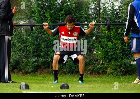 Tranquillo Barnetta découle d'une tige au cours d'une unité pratique de l'équipe de Bundesliga Bayer Leverkusen 04 dans la Zillertal, Autriche, 01 juillet 2011. Bayer Leverkusen se prépare pour la prochaine saison 2011-2012 du 30 juin au 8 juillet 2011. Photo : Florian Schuh Banque D'Images