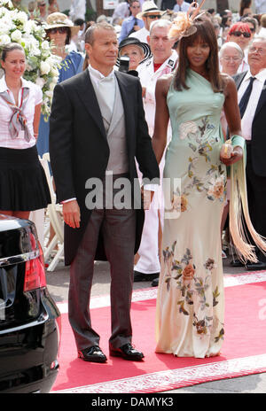 Modèle britannique Naomi Campbell (R) et son petit ami propriété russe Vladimir Doronin mogul (L) arrivent pour le mariage religieux du Prince Albert II avec Charlene Wittstock dans le Palais du Prince de Monaco, 02 juillet 2011. Quelques 3500 invités sont attendus pour suivre la cérémonie dans la cour principale du palais. Photo : Albert Nieboer Banque D'Images
