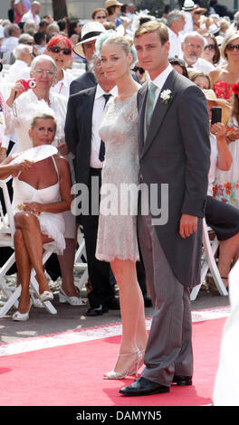 Pierre Casiraghi et sa petite amie Beatrice Borromeo arrivent pour le mariage religieux du Prince Albert II et Charlene Wittstock dans le Palais du Prince de Monaco, 02 juillet 2011. Quelques 3500 invités sont attendus pour suivre la cérémonie dans la cour principale du palais. Photo : Albert Nieboer Banque D'Images