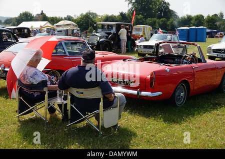 Un couple afficher leur voiture classique à un spectacle. Banque D'Images