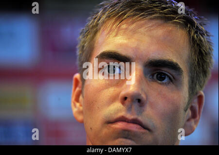 Joueur de Munich, Philipp Lahm parle lors de la conférence de presse de l'équipe de Bundesliga FC Bayern Munich à l'Allianz Arena de Munich, Allemagne, 02 juillet 2011. Photo : FRANK LEONHARDT Banque D'Images