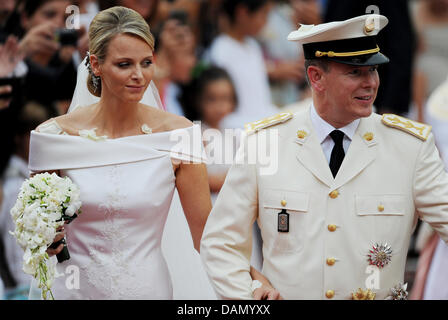 Le Prince Albert II de Monaco et son épouse la princesse Charlene après leur mariage religieux à Monaco, 02 juillet 2011. Quelques 3500 invités sont attendus pour suivre la cérémonie. Photo : Frank May dpa Banque D'Images