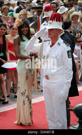 Naomi Campell arrive pour le mariage religieux du Prince Albert II et la Princesse Charlene dans le Palais du Prince de Monaco, 02 juillet 2011. Quelques 3500 invités sont attendus pour suivre la cérémonie dans la cour principale du palais. Photo : Frank May dpa Banque D'Images