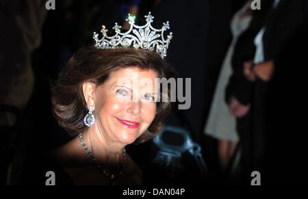 La Reine Silvia de Suède s'occupe du dîner officiel sur les terrasses de l'opéra après le mariage religieux du Prince Albert II et la Princesse Charlene de Monaco à Monaco, 02 juillet 2011. 450 personnes ont été invités pour le dîner suivi d'un bal à l'Opéra. Photo : Jochen Lübke dpa  + + +(c) afp - Bildfunk + + + Banque D'Images