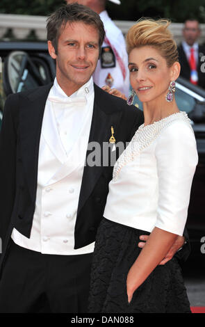 Le Prince Emanuele Filiberto de Venise et de Piémont et l'actrice française Clotilde Courau, princesse de Venise et de piémont, arrivent pour le dîner officiel sur les terrasses de l'opéra après le mariage religieux du Prince Albert II et la Princesse Charlene de Monaco à Monaco, 02 juillet 2011. 450 personnes ont été invités pour le dîner suivi d'un bal à l'Opéra. Photo : Jochen Lübke dpa Banque D'Images