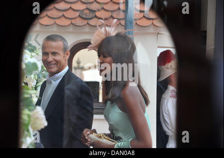 Sacha Naomi Campbell un son petit ami Vladislav Doronin arrivent pour le mariage religieux du Prince Albert II avec la Princesse Charlene Wittstock dans le Palais du Prince de Monaco, 02 juillet 2011. Quelques 3500 invités sont attendus pour suivre la cérémonie dans la cour principale du palais. Photo : Jochen Lübke dpa Banque D'Images