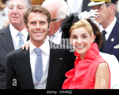 Le Prince Emanuele Filiberto de Venise et de Piémont et l'actrice française Clotilde Courau, princesse de Venise et de piémont, partir après le mariage religieux du Prince Albert II et la Princesse Charlene dans le Palais du Prince de Monaco, 02 juillet 2011. La cérémonie a eu lieu dans la cour d'Honneur du Palais Princier. Photo : Albert Nieboer Banque D'Images