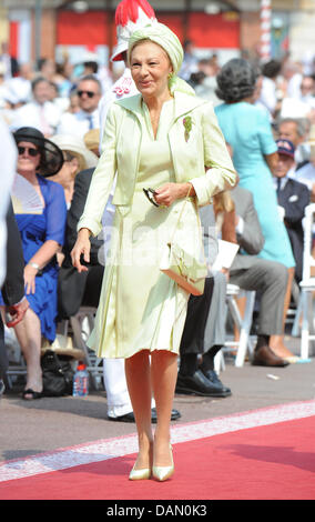 Farah Diba, ex-impératrice d'Iran, arrive pour le mariage religieux du Prince Albert II avec Charlene Wittstock dans le Palais du Prince de Monaco, 02 juillet 2011. Quelques 3500 invités sont attendus pour suivre la cérémonie dans la cour principale du palais. Photo : Jochen Lübke dpa Banque D'Images